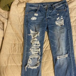 AMERICAN EAGLE SUPER CUTE RIPPED JEANS